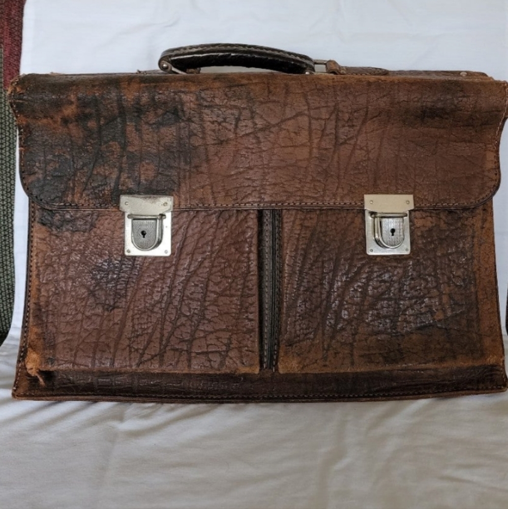 Vintage BEAUTIFUL Bison leather briefcase.